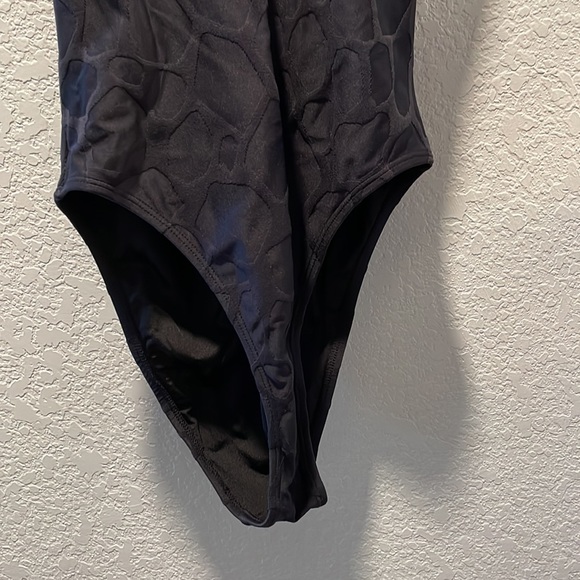 Mono B Low cut halter womens one piece bathing suit black textured Sz Medium☀️ - Picture 3 of 5